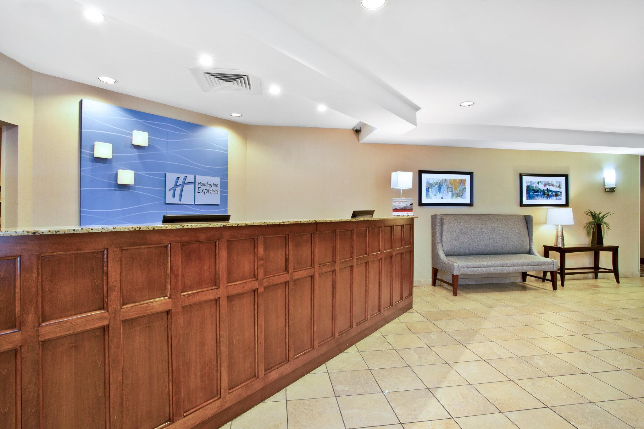 Holiday Inn Express & Suites Bradley Airport By Ihg Windsor Locks Exterior photo